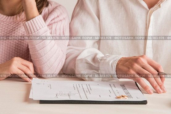 close up couple with divorce decree. Стоковое фото, агентство Ingram Publishing / Фотобанк Лори