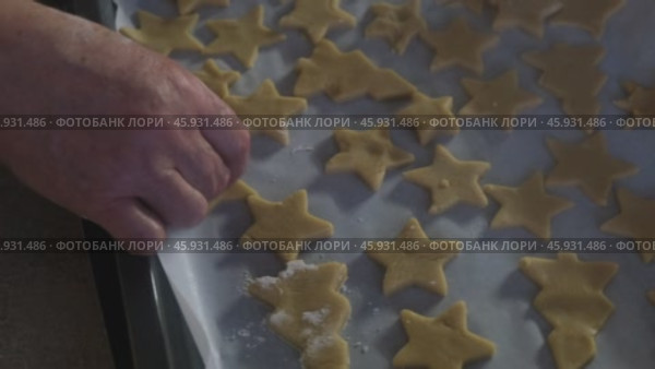 Close-up, elderly pensioner's hands making gingerbread cookies. Стоковое видео, видеограф Терехова Марина / Фотобанк Лори