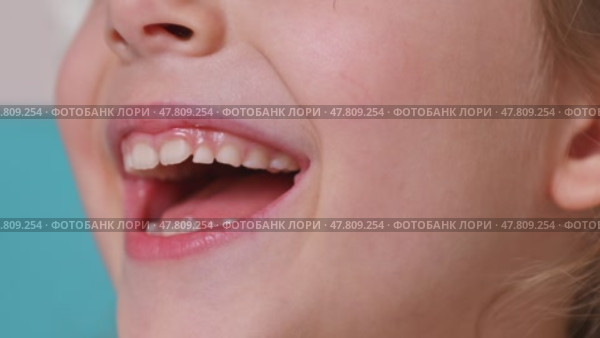 Close up footage of open mouth of happy funny laughing little girl while she sitting in dentist chair. Happy childhood. Positive energy. Стоковое видео, видеограф Ирина Михайличенко / Фотобанк Лори