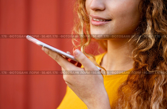close up girl holding smartphone 2. Стоковое фото, агентство Ingram Publishing / Фотобанк Лори