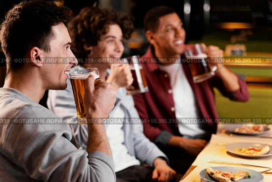 close up men drinking beer. Стоковое фото, агентство Ingram Publishing / Фотобанк Лори
