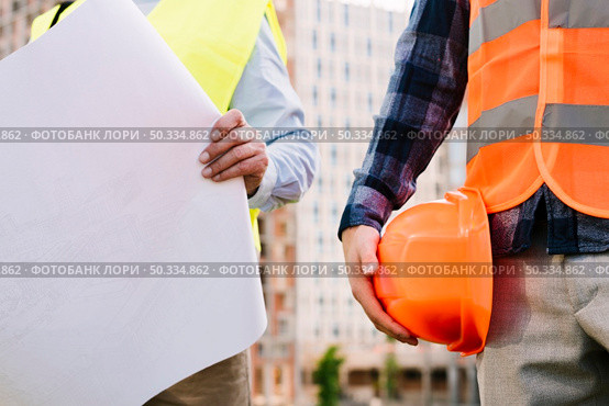 close up men with safety vests helmet. Стоковое фото, агентство Ingram Publishing / Фотобанк Лори