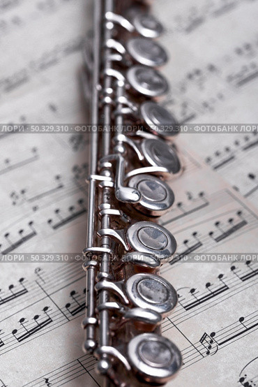 close up metal flute. High resolution photo. close up metal flute. High quality photo. Стоковое фото, агентство Ingram Publishing / Фотобанк Лори