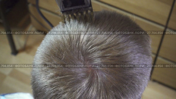 Close up of a hairstyle of the man the machine for a hairstyle of hair the hairdresser. Стоковое видео, видеограф Куликов Константин / Фотобанк Лори