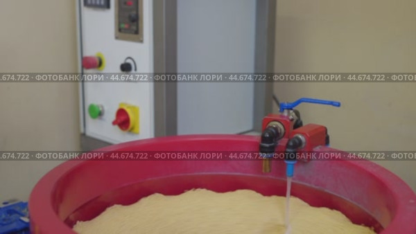 Close Up of a Mixing Tank With a Tan Substance in a Facility. Стоковое видео, видеограф Гурьянов Андрей / Фотобанк Лори