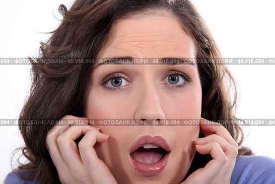 Close-up of a young woman with expression of fear. Стоковое фото, агентство Ingram Publishing / Фотобанк Лори