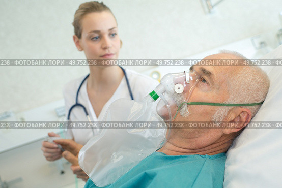 close-up of senior man using oxygen mask in clinic. Стоковое фото, агентство Ingram Publishing / Фотобанк Лори