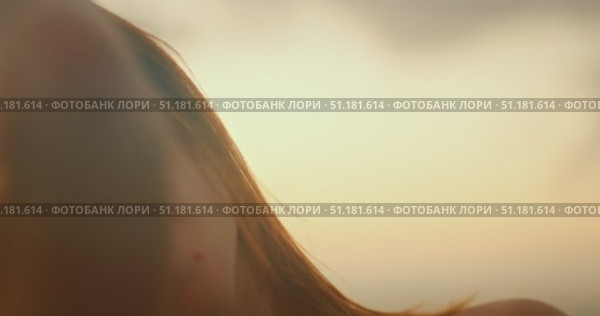 Close-up of woman face with intense gaze during dance performance at sunset by the ocean. Стоковое видео, видеограф Igor Tichonow / Фотобанк Лори