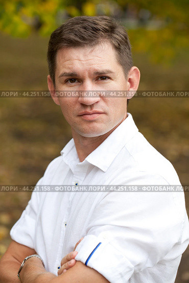 Close up portrait of Arabic nice man on the background of autumn park. Стоковое фото, фотограф Андрей Аркуша / Фотобанк Лори