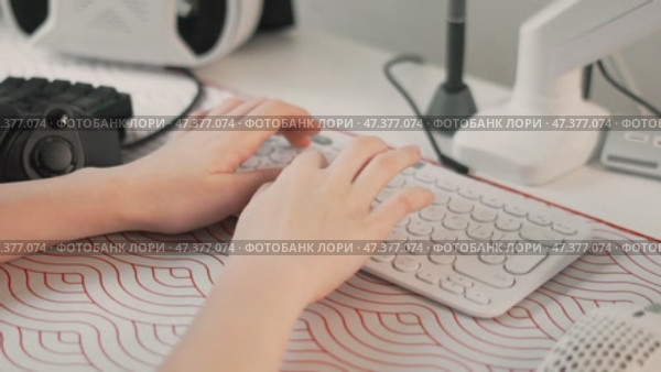 Close-up shot of gamer hand firmly gripping a gaming keypad, enhancing control and precision during gameplay. Specialized accessories provide seamless and intuitive command execution. Стоковое видео, видеограф Енваев Андрей / Фотобанк Лори