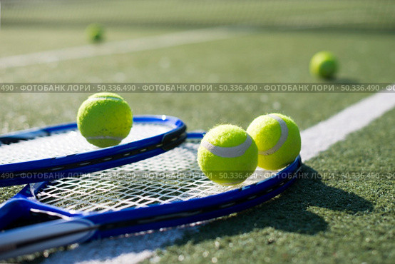 close up tennis rackets balls ground. Стоковое фото, агентство Ingram Publishing / Фотобанк Лори