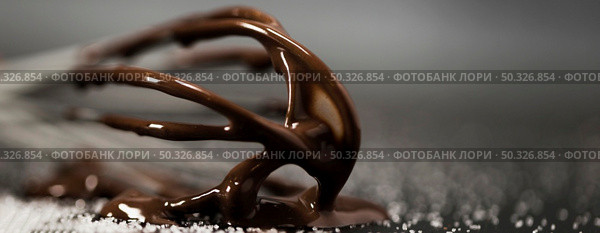 close up whisk with melted chocolate sugar. Beautiful photo. close up whisk with melted chocolate sugar. Стоковое фото, агентство Ingram Publishing / Фотобанк Лори