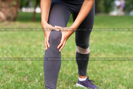 close up woman with knee ache. Стоковое фото, агентство Ingram Publishing / Фотобанк Лори