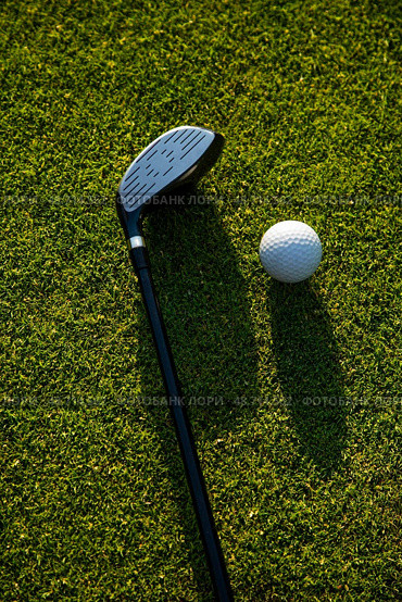 Closeup Golf ball on green grass on course, Sport and lifestyle. Стоковое фото, фотограф Sebastian Duda / PantherMedia / Фотобанк Лори