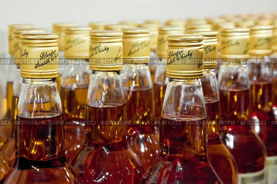 closeup of bottles of scotch blended whisky. Стоковое фото, агентство Ingram Publishing / Фотобанк Лори