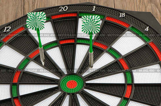 Closeup of dart board with darts. Стоковое фото, агентство Ingram Publishing / Фотобанк Лори