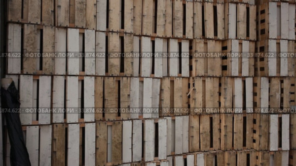 Closeup of empty slatted wooden crates stacked in pile. Стоковое видео, видеограф Яков Филимонов / Фотобанк Лори