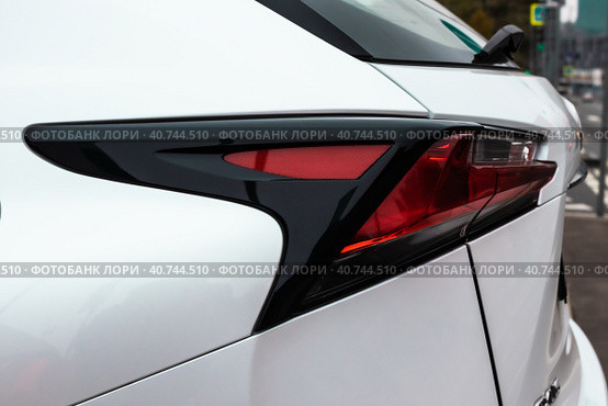 Closeup of rear red taillight on white suv. Back lights of modern car. Стоковое фото, фотограф Константин Григорьев / Фотобанк Лори