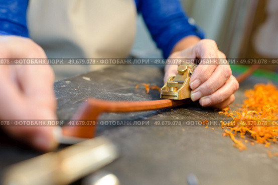 Closeup of wood being planed. Стоковое фото, агентство Ingram Publishing / Фотобанк Лори