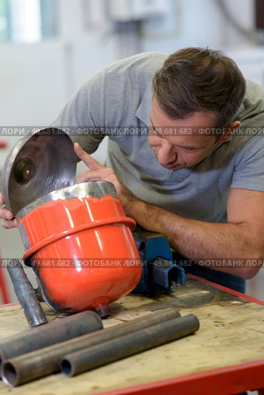 closeup photo of clamp compression tool in workshop. Стоковое фото, агентство Ingram Publishing / Фотобанк Лори