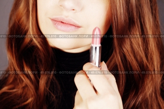 Closeup portrait of beautiful brunette young woman model with nude makeup with perfect clean skin posing in studio for beauty photo shoot, retouched image. High fashion look. Стоковое фото, агентство Ingram Publishing / Фотобанк Лори