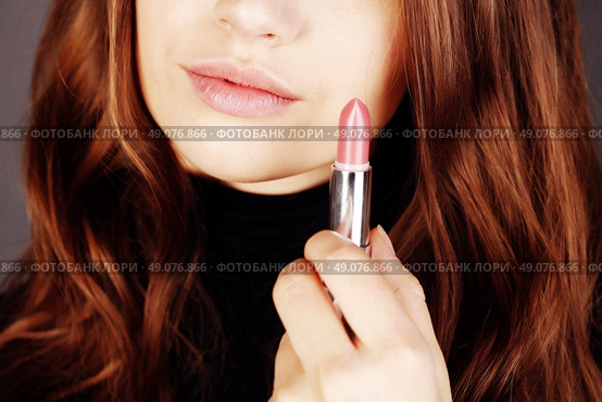 Closeup portrait of beautiful brunette young woman model with nude makeup with perfect clean skin posing in studio for beauty photo shoot, retouched image. High fashion look. Стоковое фото, агентство Ingram Publishing / Фотобанк Лори