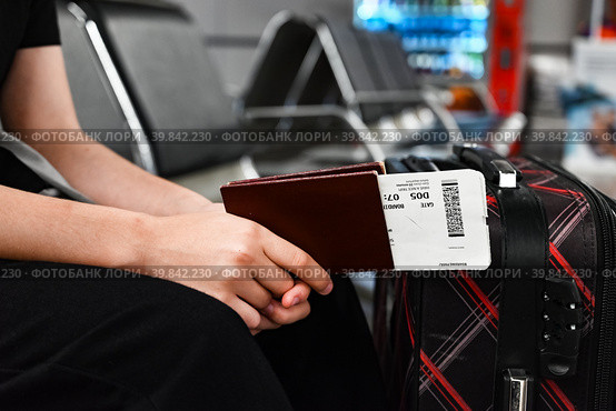 Closing a person with passports and boarding pass at the airport. Стоковое фото, фотограф Вербицкая Светлана / Фотобанк Лори