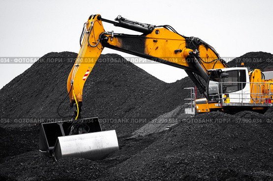 coal mining pile vehicle port. Стоковое фото, фотограф Mark Agnor / Фотобанк Лори