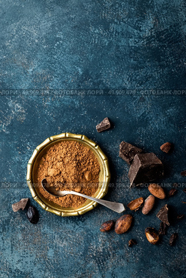 Cocoa powder, beans and dark chocolate pieces crushed, culinary background, top view. Стоковое фото, агентство Ingram Publishing / Фотобанк Лори