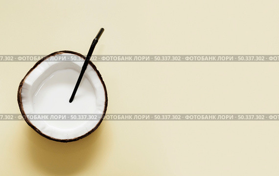 coconut milk halved coconut with copy space. Стоковое фото, агентство Ingram Publishing / Фотобанк Лори