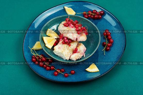 Cod fillet without skin baked with red currants. Cod fish, white fish.. Codfish loin baked with berries. Стоковое фото, агентство Ingram Publishing / Фотобанк Лори
