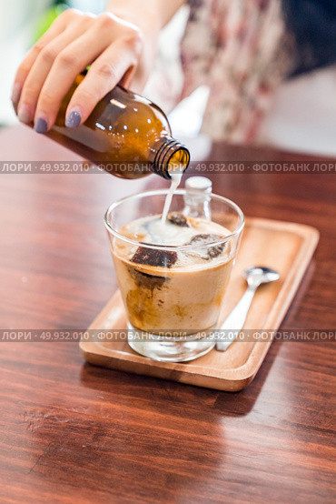 Coffee Cube Latte served with coffe ice cube and milk. Стоковое фото, агентство Ingram Publishing / Фотобанк Лори