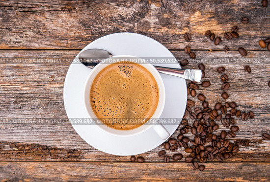 Coffee in White Cup Top View. Reclaimed Wood Table Background. Стоковое фото, агентство Ingram Publishing / Фотобанк Лори