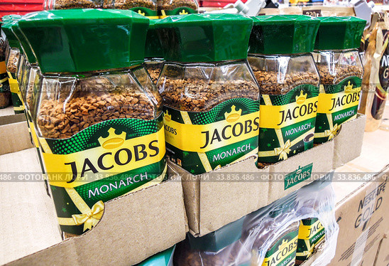 Coffee Jacobs Monarch on the shelf at the grocery store (2019 год). Редакционное фото, фотограф FotograFF / Фотобанк Лори