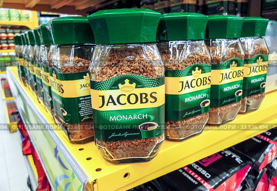 Coffee Jacobs Monarch on the shelf at the grocery store (2019 год). Редакционное фото, фотограф FotograFF / Фотобанк Лори