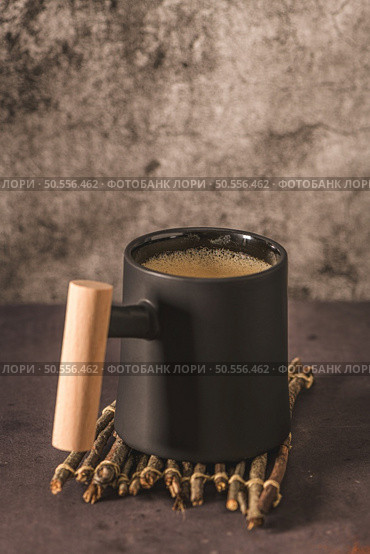 Coffee mug on a dark slate, stone or concrete background. Стоковое фото, агентство Ingram Publishing / Фотобанк Лори