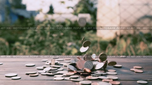 Coins fall close-up on a wooden table. Finance, money. American currency, cents. Стоковое видео, видеограф Дмитрий Кобзев / Фотобанк Лори