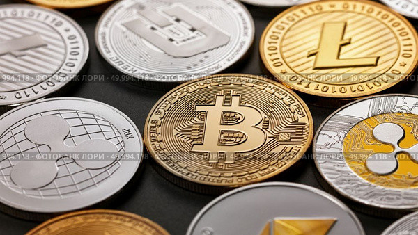 Coins of crypto currency bitcoin, ethereum, litecoin, monero, ripple, dash, on a dark background, a pattern of coins. Business, finance and technology concept.. Set of a coin of crypto currency on a dark background. Business, finance and technology concept. Стоковое фото, агентство Ingram Publishing / Фотобанк Лори