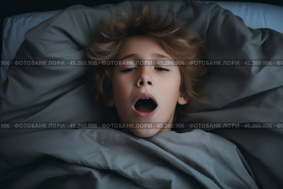 cold tones, boy in t shirt lied in bed under blanket and yawns or very emotional expression sings songs with wide opened mouth and squint eyes. Стоковое AI-изображение, AI-художник Sergey Grishin / Фотобанк Лори
