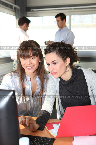 Colleagues at an office computer. Стоковое фото, агентство Ingram Publishing / Фотобанк Лори