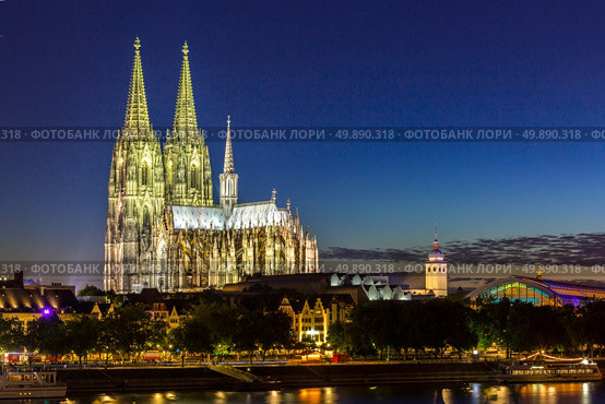 Cologne Cathedral along river rhine Germany. Стоковое фото, агентство Ingram Publishing / Фотобанк Лори