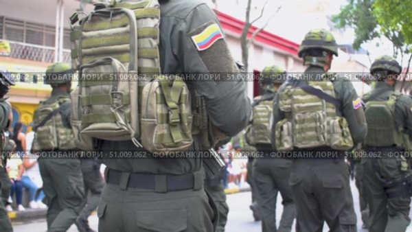 Colombian soldiers heading to war, Armed military unit advancing in formation, Combat troops on mission in conflict zone. Редакционное видео, видеограф ALEJANDRO PEREZ ALVARES / Фотобанк Лори
