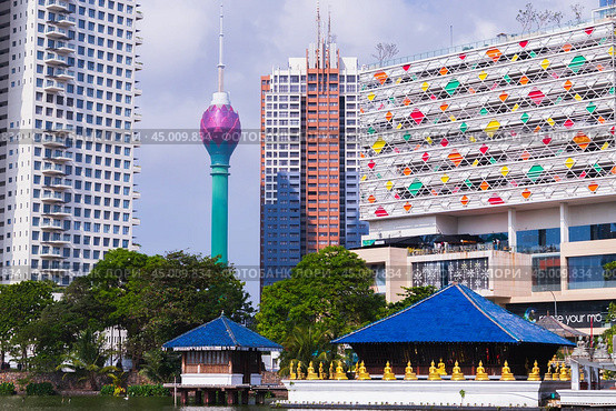 Colombo city street view with modern residental buildings. Sri Lanka (2021 год). Редакционное фото, фотограф EugeneSergeev / Фотобанк Лори