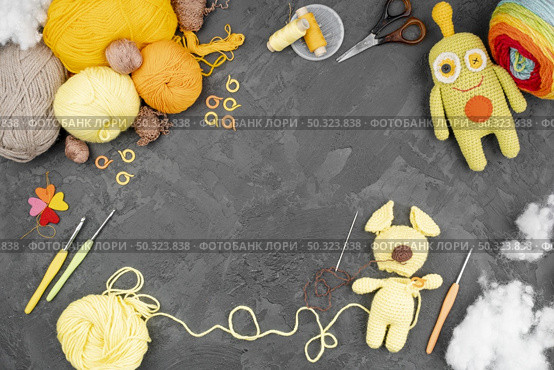 colored wool with dolls copy space. Стоковое фото, агентство Ingram Publishing / Фотобанк Лори