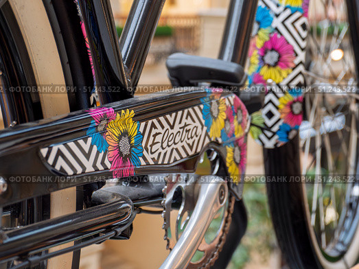 Colorful Floral Electra Bicycle Design Close-Up. Редакционное фото, фотограф Sergakoff / Фотобанк Лори