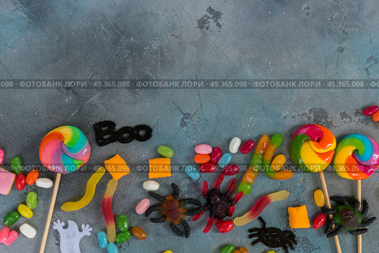 Colorful halloween candies on stone. Trick and treat - colorful halloween candies on stone with copy space. Стоковое фото, агентство Ingram Publishing / Фотобанк Лори