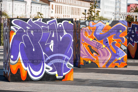 Colorful orange-purple graffiti background with bright aerosol outlines. Street art is a work of spray cans with paint. The background of modern youth culture. (2024 год). Редакционное фото, фотограф Photojuli / Фотобанк Лори