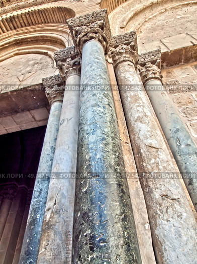 Columns of Main entrance of  Holy Sepulchre Church  in old city of Jerusalem. Стоковое фото, агентство Ingram Publishing / Фотобанк Лори