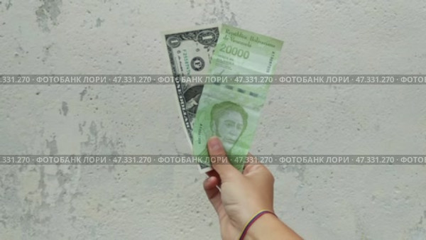 Comparison of the value of American and Venezuelan money. Inflation concept. Стоковое видео, видеограф Mikhail Davidovich / Фотобанк Лори