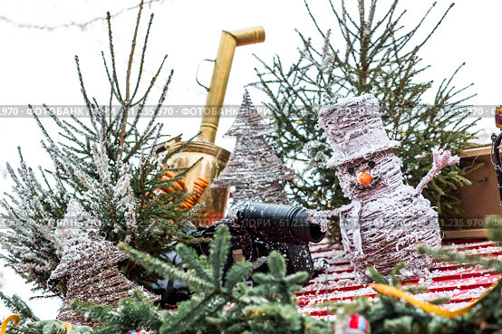 Concept of preparation and decoration for the New Year 2026. Holiday snowmen on the streets of Moscow. Christmas background with a snowman. Стоковое фото, фотограф Photojuli / Фотобанк Лори